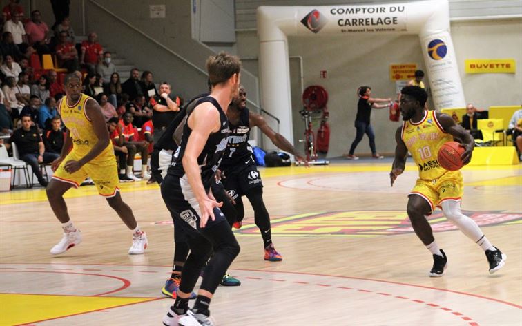 Victoire contre Antibes, 73-64